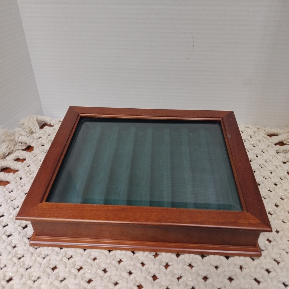 Bombay Co CIGAR DISPLAY BOX Green Felt Beveled Glass Lid Displays 8 cigars 10x8"